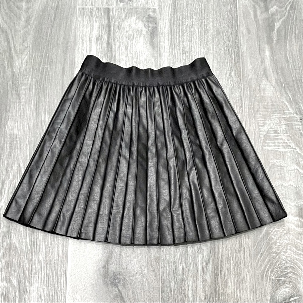 Hinge Faux leather pleated black skirt- XS